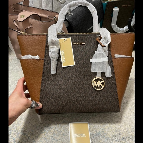 NWT Michael Kors Charlotte Large Top Zip Logo Print Leather Tote In Brown/Gold - Picture 4 of 13